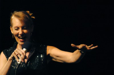 Lauren Newton in 2006 (photo by Joerg Becker)